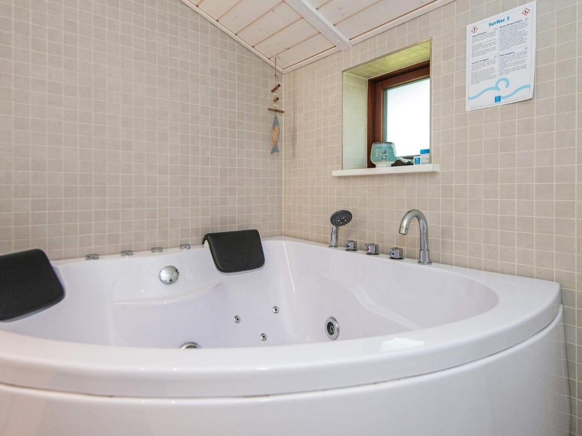 6 Person Holiday Home In R M Lakolk Экстерьер фото